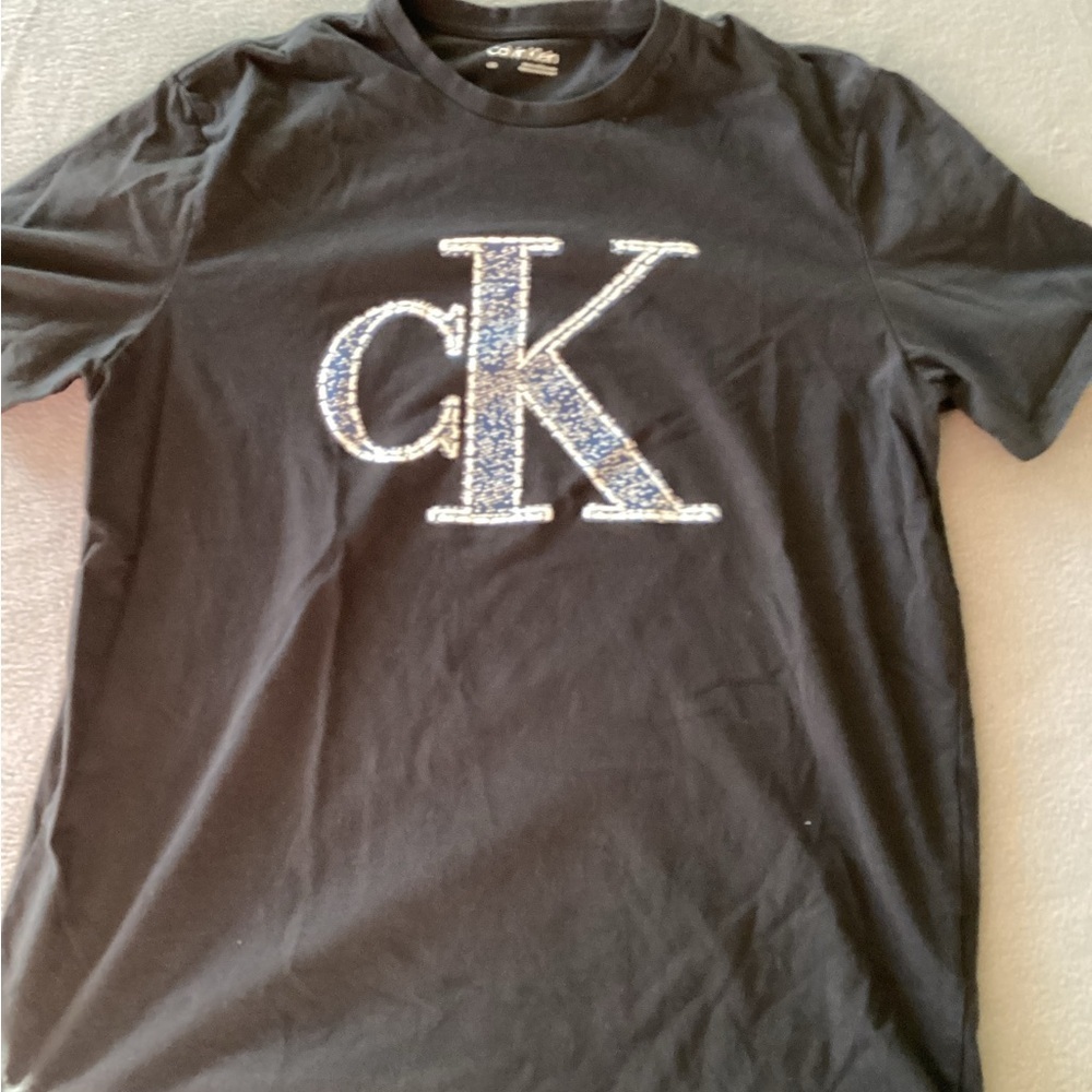 Calvin Klein short sleeve t shirt -SZ L
PIT TO PIT 19”
Length 26”